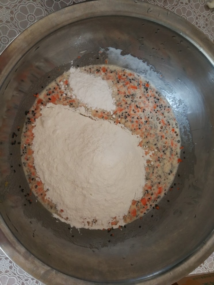 胡萝卜蛋糕,最后放入过筛的低筋面粉和泡打粉继续搅拌均匀