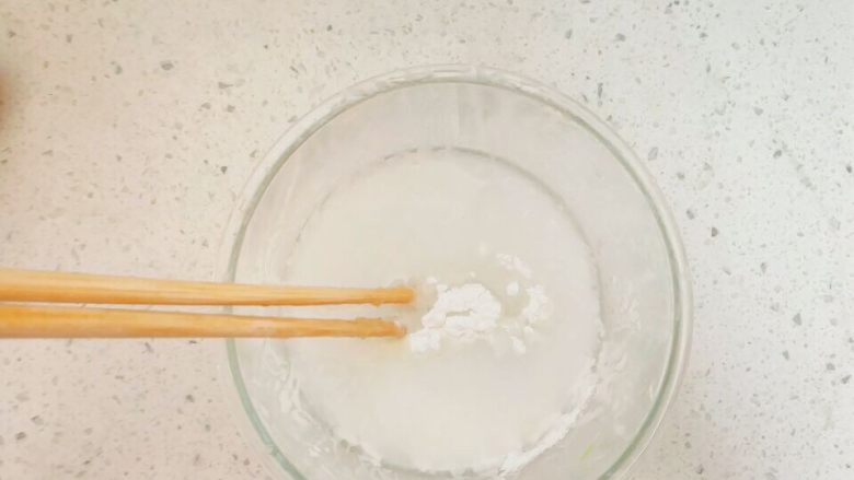 糖醋里脊肉片,碗里加生粉和水，搅拌调成水淀粉。