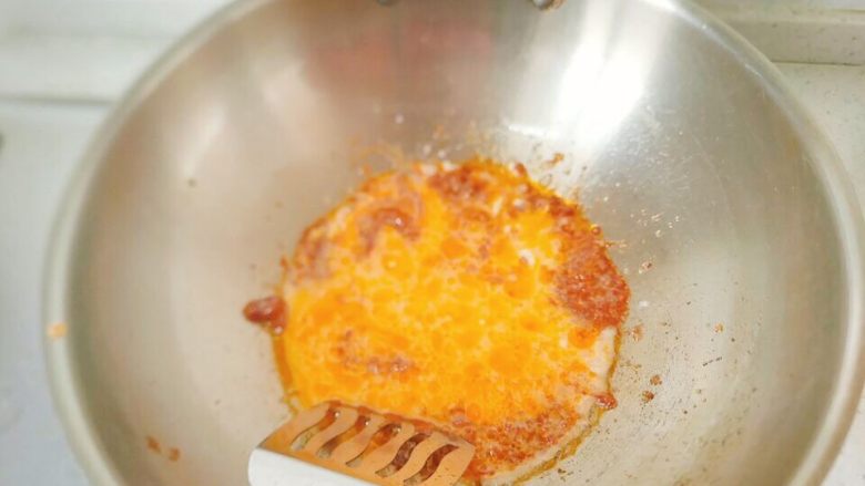 糖醋里脊肉片,直到番茄酱炒开了，加入水淀粉，搅拌。