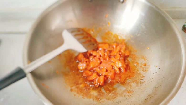糖醋里脊肉片,翻炒，直到每一片肉片都均匀的裹上汤汁和颜色，就可以关火了。
