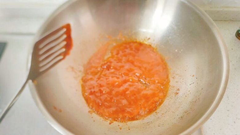 糖醋里脊肉片,当汤汁变得粘稠时，下炸好的肉片。