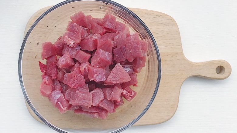什锦牛肉彩椒盅,把切好的牛肉粒放进干净的碗里