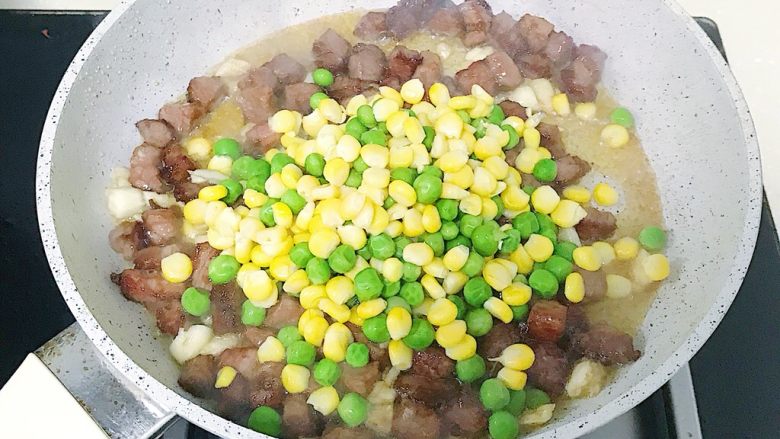 什锦牛肉彩椒盅,加入玉米粒和豌豆