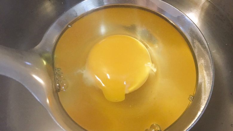 日式肥牛饭,另烧一锅水，烧开后，调小火，让水保持不沸腾的状态，将生鸡蛋完整打在大汤勺里，慢慢下沉汤勺，让蛋没入水中但不散