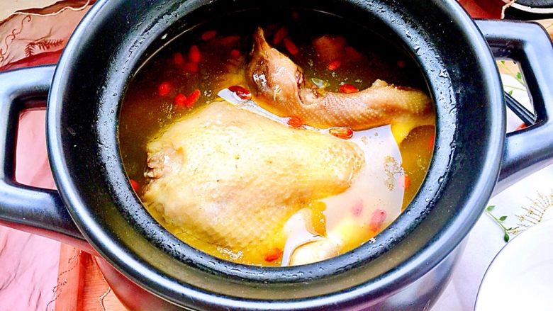 冬日进补系列➕当归黄芪枸杞鲜鸡汤,因为鸡汤表面覆了一层鸡油，所以看着温度不高其实很烫哦，喝的时候一定要小心。