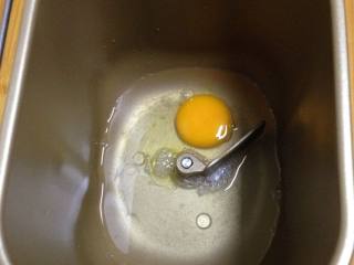 自制鸡蛋手擀面,在面包机桶里先打入鸡蛋一个和适量水（水和鸡蛋的总量是125克）加入2克盐