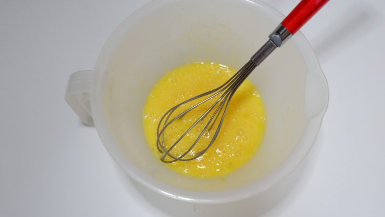 可可戚风蛋糕—基础蛋糕胚,蛋黄加入白砂糖搅拌至砂糖融化