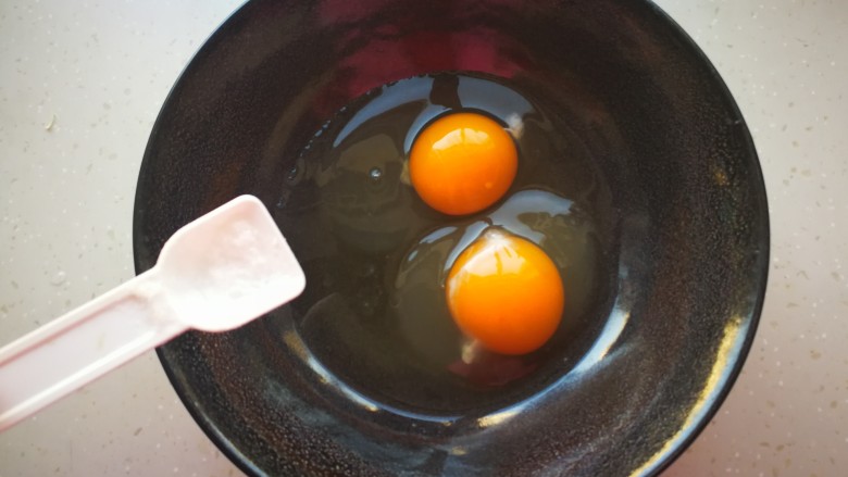 蔬菜鸡蛋饼,两个<a style='color:red;display:inline-block;' href='/shicai/ 9'>鸡蛋</a>加一点盐，搅拌均匀。