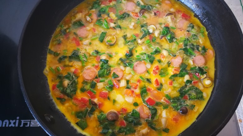 蔬菜鸡蛋饼,平底锅抹薄薄一层油，将蔬菜鸡蛋液倒入锅中摊平。