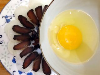 萝卜酱肉蒸鸡蛋,缓缓往中间位置倒入鸡蛋