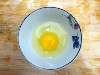萝卜酱肉蒸鸡蛋,鸡蛋磕入碗内，不要打散，备用