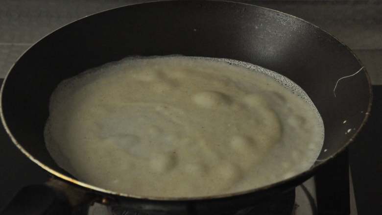 做饼+法式鲜虾芦笋烘饼,舀一勺面糊到锅里，轻轻摇晃锅子使面糊迅速摊开。