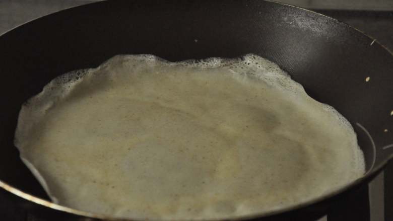 做饼+法式鲜虾芦笋烘饼,继续加热到饼皮中间有大鼓包，边缘也干燥卷起即可出锅。