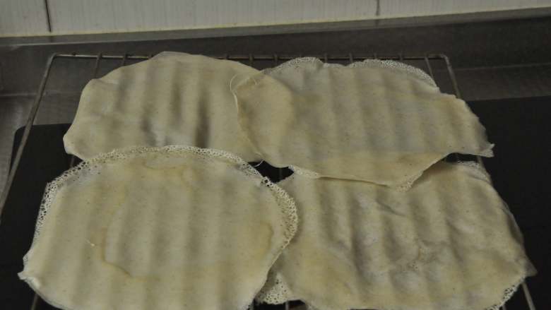 做饼+法式鲜虾芦笋烘饼,烘制完成的饼皮放凉备用。把所有的面糊一次性做完，饼皮一次性吃不完可以冷藏或冷冻保存数日。