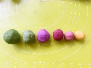 彩虹蛋黄酥,将6份面团最大的面团加入抹茶粉，其他5份按照大小由深至浅依次加入果蔬粉，揉均匀，这样我们就有6种不同颜色的面团