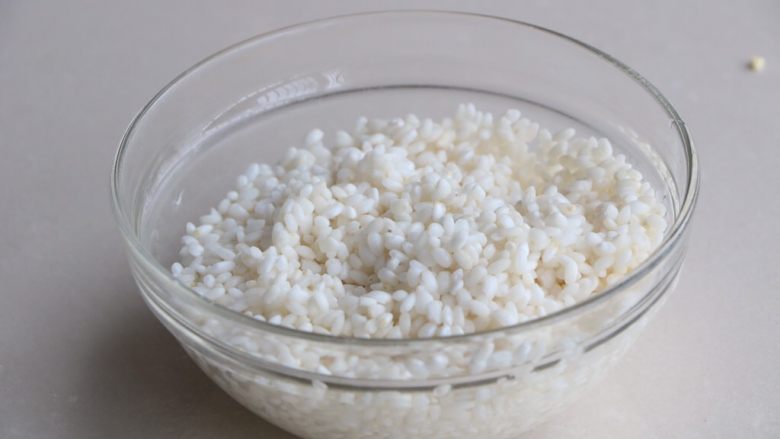 大黄米饭,糯米倒掉水分；