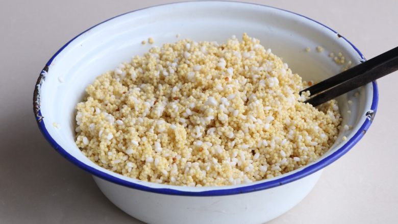 大黄米饭,大黄米、糯米混合拌均匀；