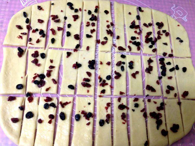 可以撕着吃的……双莓炼乳手撕包,用刮板均匀切成与模具宽窄一致的小块