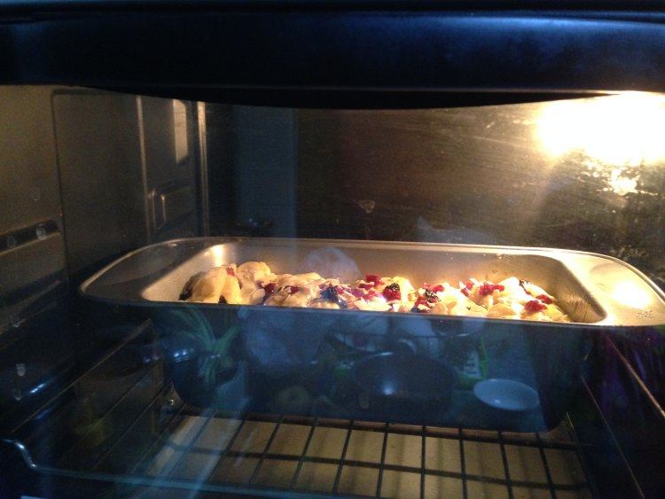 可以撕着吃的……双莓炼乳手撕包,放入烤箱，温度调回180度，中下层，上下火烤制30分钟