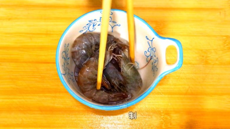 三鲜锅,料酒腌制5分钟