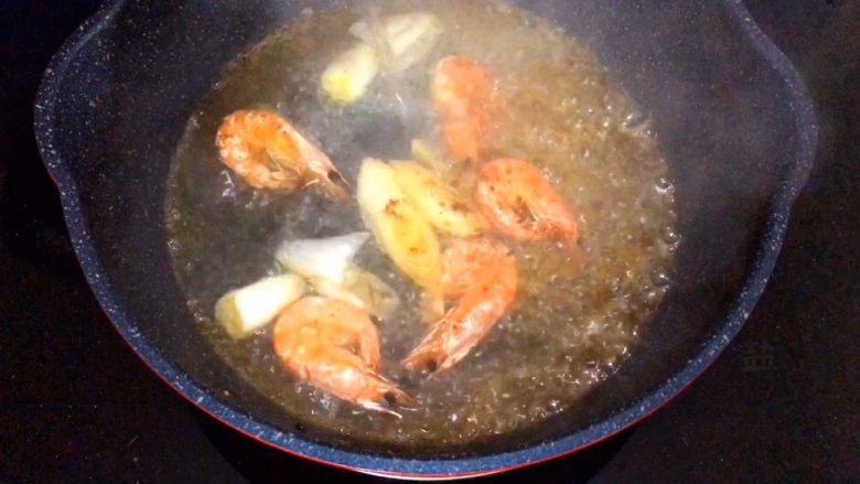 三鲜锅,半砂锅热水到入 放入盐调味