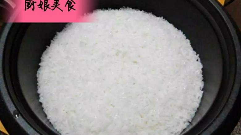 豆皮米卷,将米饭提前煮好。温馨提示:做卷的米饭不要煮太烂，不然就不好吃。