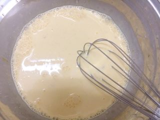 葡式蛋挞,搅拌均匀后的蛋奶液细腻无颗粒。