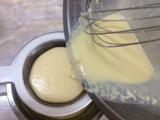 葡式蛋挞,将搅拌好的蛋挞水用过滤网过滤，可以滤掉打不散的粉粒，这样烤好的蛋挞表皮才会光滑哦。（注意：要在过滤网上用手动打蛋器多搅动几下，直到水份完全滤完）