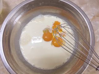 葡式蛋挞,将蛋黄倒入冷却后的奶液中，要完全搅拌均匀哦。