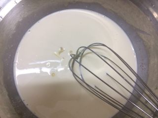 葡式蛋挞,在冷却后的奶液中加入炼奶搅拌均匀。（加入炼奶可以让蛋挞更有奶香味哦）