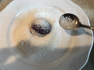 紫薯糖心糯米滋,用勺子往丸子身上撒椰蓉，动作要轻