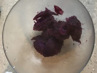 紫薯糖心糯米滋,紫薯去皮蒸熟