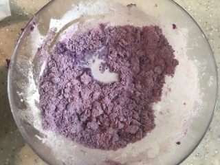 紫薯糖心糯米滋,加入牛奶，牛奶的用量根据紫薯和糯米粉的吸水程度自行调整，慢慢加，一下加太多就太稀了