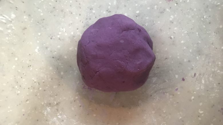 紫薯糖心糯米滋,揉成团，不能太硬不好包