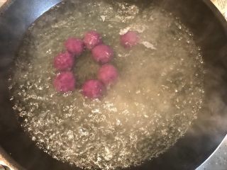 紫薯糖心糯米滋,丸子放进去煮，全部浮起来后捞出