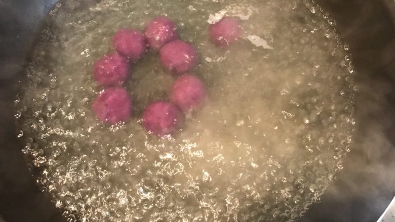 紫薯糖心糯米滋,丸子放进去煮，全部浮起来后捞出