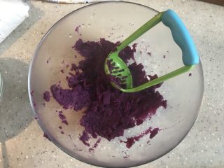 紫薯糖心糯米滋,用叉子或者勺子或者像我用妹妹的辅食器压成泥