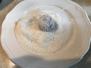 紫薯糖心糯米滋,四周全部裹上一层椰蓉