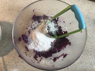 紫薯糖心糯米滋,加入糯米粉