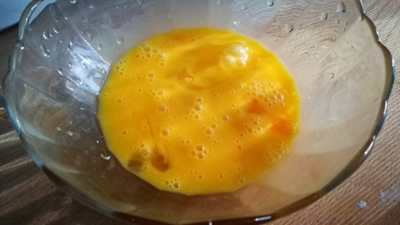 土司芋泥卷,鸡蛋打散成蛋液