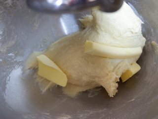 蜜红豆华夫饼—酵母版,然后加入黄油揉至有扩展性且有韧性的面团。