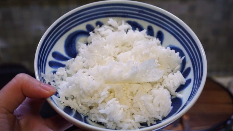 素咖喱快手炒饭,米饭准备好。