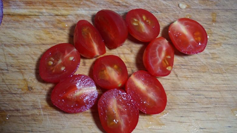 素咖喱快手炒饭,<a style='color:red;display:inline-block;' href='/shicai/ 89994'>小番茄</a>对半切开。也可以换成大番茄，不会有影响。