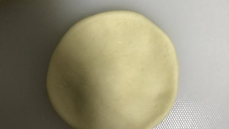 蜜红豆华夫饼—酵母版,取一分面团压扁，边缘擀薄一点。