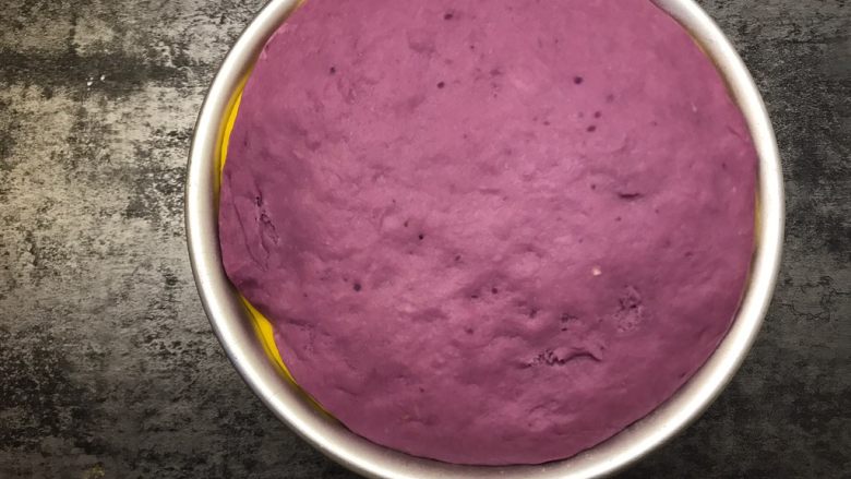 双色发糕,发酵至两倍大小，冷水入锅，水开后蒸30分钟，焖5分钟开盖