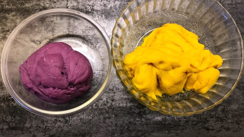 双色发糕,南瓜和紫薯中分别加入所有的材料混合成南瓜面团和紫薯面团，静置20分钟