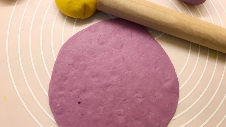 双色发糕,将紫薯面团擀成圆面片