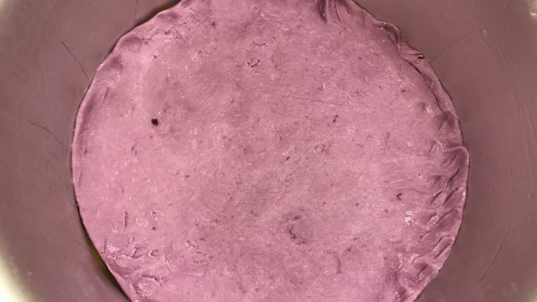 双色发糕,将紫薯面片放在南瓜面片上方