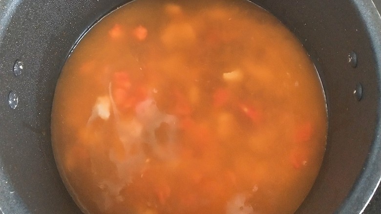 #宝宝辅食#番茄鸡肉炖南瓜土豆,加适量的水，大火烧开，改中小火煮30分钟左右，这里是为了鸡肉软烂