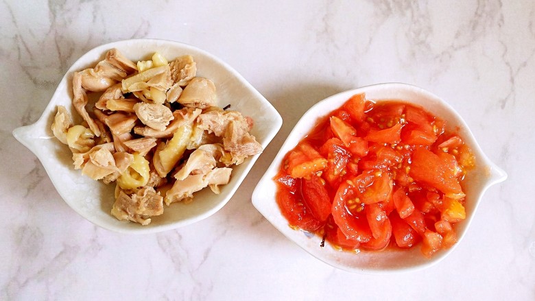#宝宝辅食#番茄鸡肉炖南瓜土豆,鸡腿肉撕成小块儿，番茄去皮切碎
